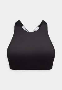 Čierna rebrovaná športová podprsenka s vysokým golierom a elastickými ramienkami krížiacimi sa na chrbte, zobrazená na jednofarebnom pozadí.