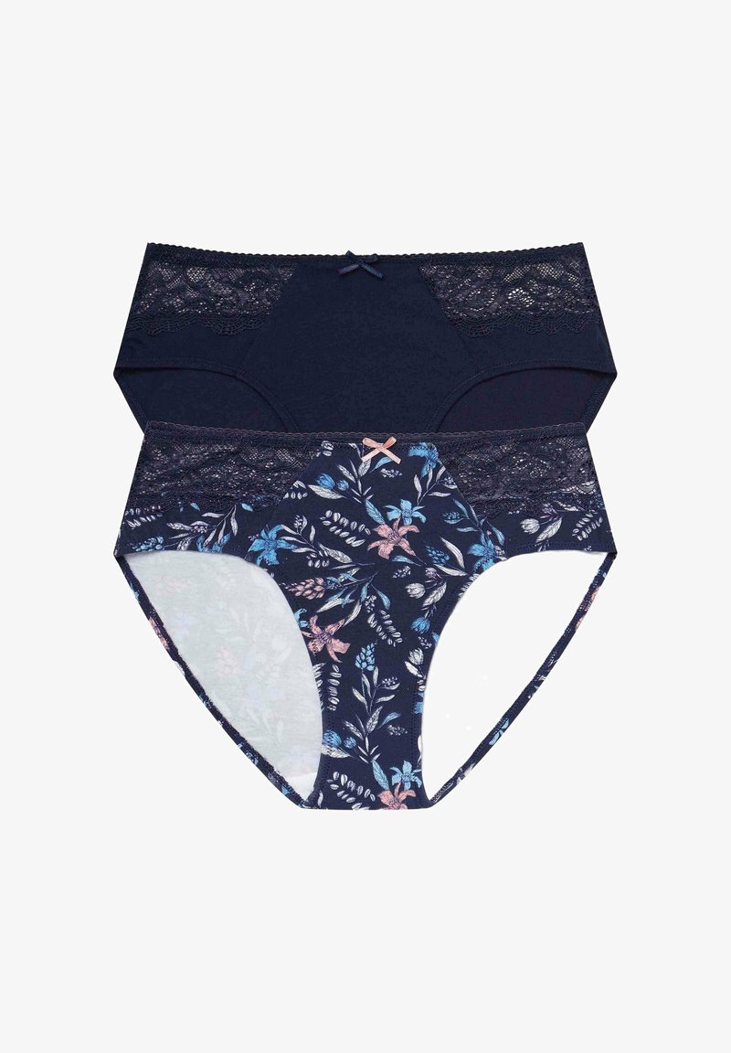 Dwie pary damskiej bielizny: jedna jednolita granatowa z koronkowym paskiem w talii, druga w granatowe kwiaty z różową kokardką jako akcentem.