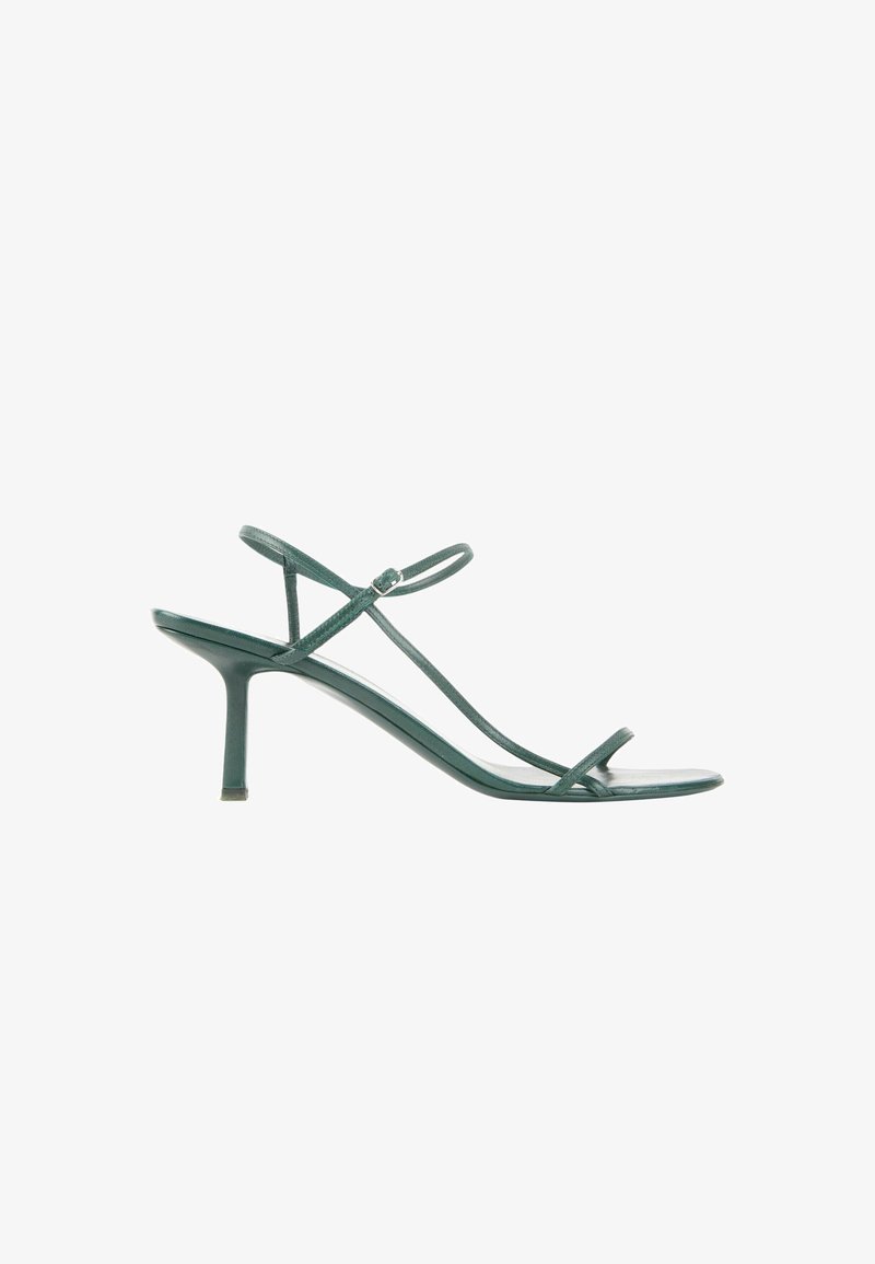 Sandale verte à talons hauts avec des fines lanières, une petite boucle, un bout pointu et un talon fin de hauteur moyenne.