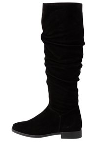 Czarne zamszowe botki za kolano o luźnym kroju, z płaską podeszwą i jednolitą strukturą. Posiadają okrągły czubek i minimalne detale w szyciu.