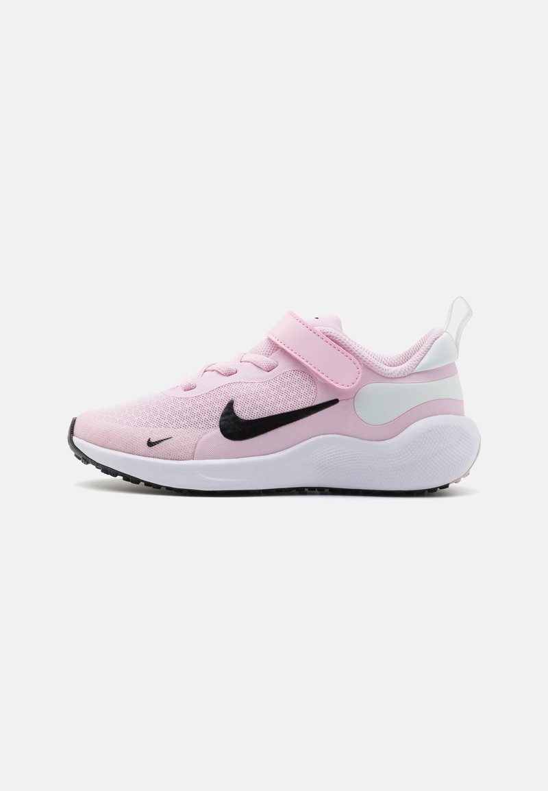 Zapatillas Nike con parte superior de malla rosa, swoosh negro, acentos blancos, correa ajustable y suela de goma texturizada para tracción.