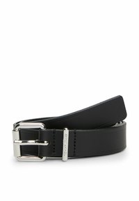 Ceinture en cuir noir avec une texture lisse, boucle en métal argenté et accent de marque. Présente une forme rectangulaire épurée pour un design minimaliste.