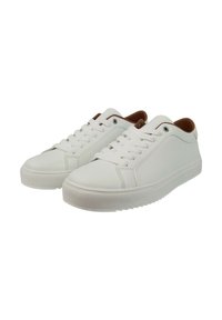 Sneaker bianchi con lacci, con tomaia in pelle liscia, punta arrotondata e suola in gomma. Presentano accenti marroni sul tallone e sui fori per i lacci.