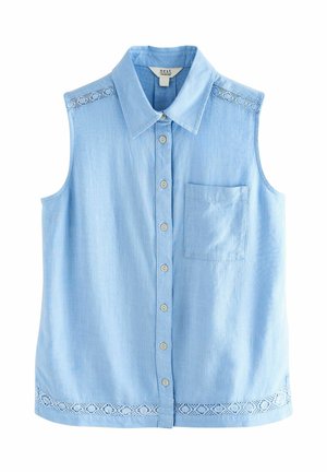 Helles blaues ärmelloses Blusenshirt mit knöpfbarem Vorderteil, Kragen und einer Brusttasche. Mit Spitzenverzierungen entlang der Schultern und am Saum.