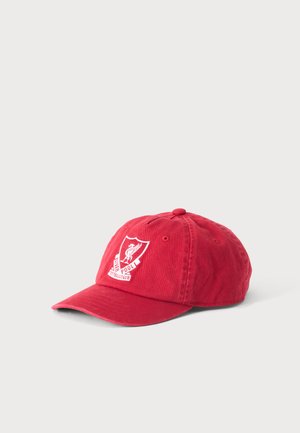 Casquette de baseball rouge avec logo blanc du Liverpool Football Club à l'avant, présentée sur un fond clair uni.