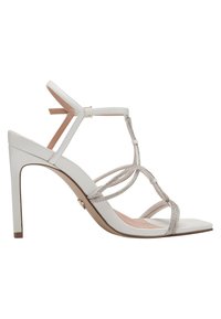 Sandalo bianco con tacco alto, dotato di cinturini incrociati e decorato con dettagli argentati. Presenta un punta quadrata e un tacco a stiletto sottile.