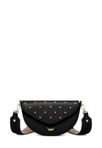 Černá kožená taška s kulatým klopou, zdobená zlatými akcenty a béžovými puntíky. Obsahuje nastavitelný popruh.