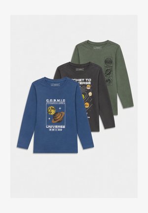 Trois chemises à manches longues pour enfants en bleu, noir et vert avec des imprimés sur le thème de l'espace représentant des planètes et des étoiles.