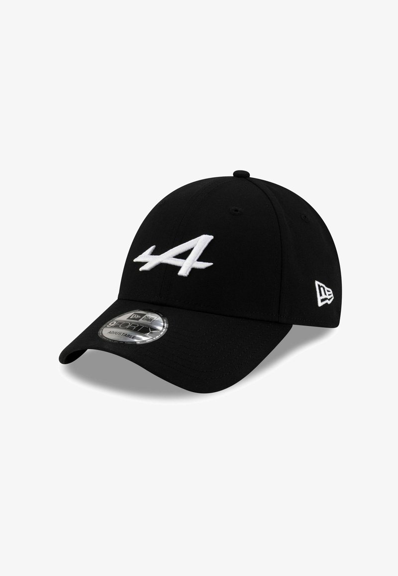 Czarna czapka z materiału z zakrzywionym daszkiem, z białym wyszywanym logo z cyfrą "4" z przodu. Regulowane rozmiary.