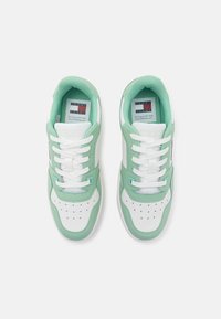 Tommy Jeans RETRO BASKET - Sneakers low - jadestone green