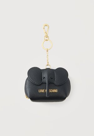 Fekete, texturált bőr kulcstartó tasak elefántfej formájában, arany színű fém alkatrészekkel és "Love Moschino" felirattal az elején.