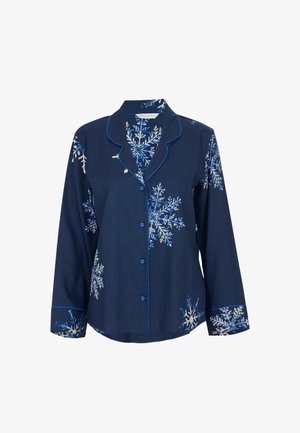 Granatowa bawełniana piżama z długim rękawem, z białym i niebieskim haftem w kształcie płatków śniegu, kontrastowym niebieskim wykończeniem i zapięciem na guziki.