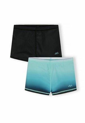 Dwie pary chłopięcych kąpielówek, jedna w jednolitym czarnym kolorze, druga w niebieskim gradientie, obie z małym logo fali na przedniej lewej nogawce.