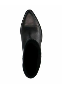 Bottine en cuir noir avec bout pointu, texture lisse, panneaux élastiques sur les côtés et talon bas empilé. Design simple et moderne.