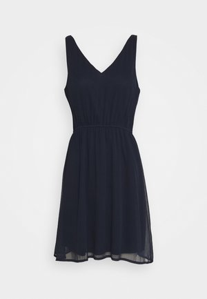 Vestido negro sin mangas hasta la rodilla con escote en V y cintura ajustada, confeccionado en tela ligera y transparente.