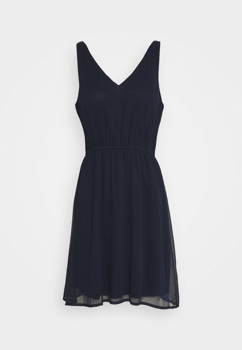 Robe noire sans manches longueur genou avec encolure en V et taille ajustée, réalisée en tissu léger et transparent.