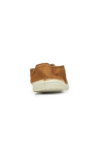 Scarpa in tela marrone con design a profilo basso, suola in gomma e accenti bianchi sul tallone e sulla punta. La texture è liscia con cuciture minime.