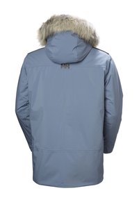 Hellblaue Winterjacke mit pelzgefütterter Kapuze, Rückansicht, mit kleinem Logo unter der Kapuze.
