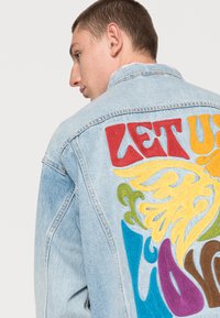Levi's® PRIDE LIBERATION TRUCKER - Casaco de ganga - blue denim