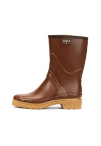Botte de pluie en caoutchouc marron avec une finition texturée, bout arrondi et semelle extérieure en tan contrastant. Présente une étiquette de marque près du haut.