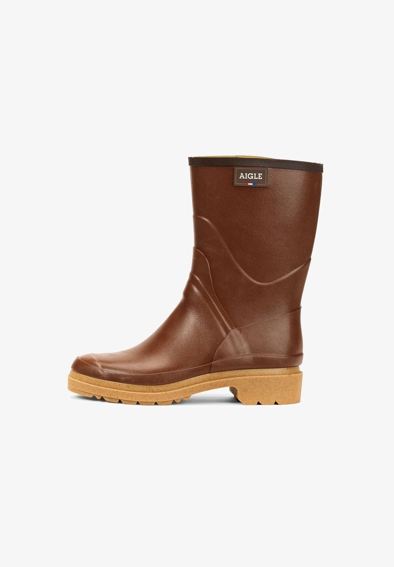 Botte de pluie en caoutchouc marron avec une finition texturée, bout arrondi et semelle extérieure en tan contrastant. Présente une étiquette de marque près du haut.