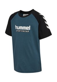 Kortärmad T-shirt i teal med svarta raglanärmar. Har en vit logotyp "hummel SPORTSWEAR" på framsidan. Slät textur, avslappnad design.