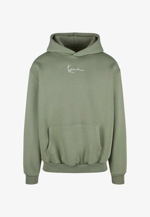 Olíva zöld kapucnis pulóver kenguruzsebbel, bordázott ujjal és szegéllyel. A mellkason egy fehér aláírásos logó található, puha anyagból készült.