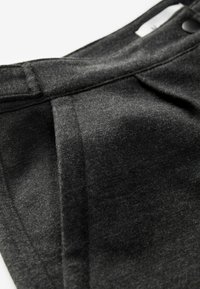 Donkergrijze stoffen broek met een zachte textuur, voorzien van een platte voorkant, plooien en een knoopsluiting op de tailleband.