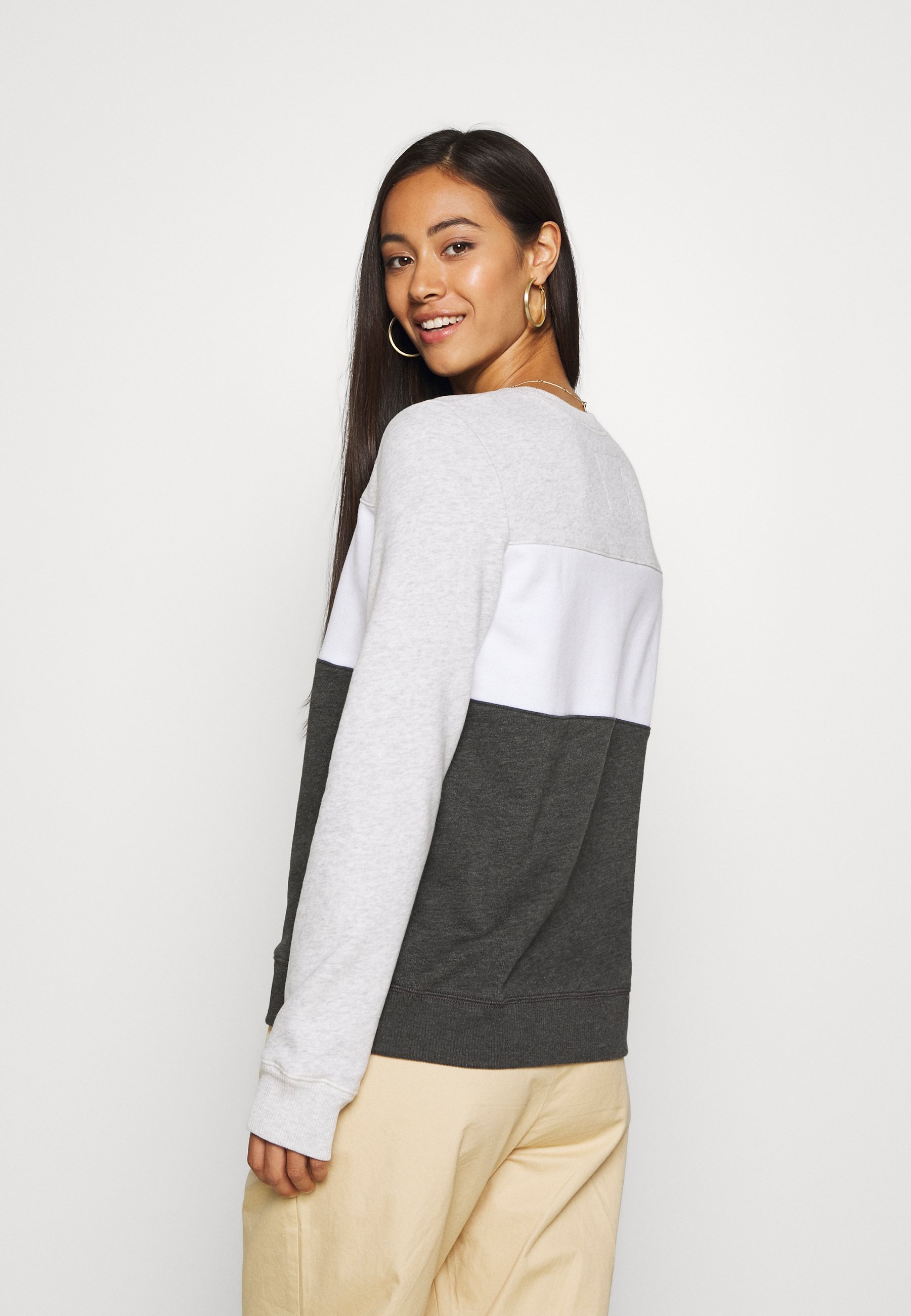 Hollister Co. FASHION CREW Sweater greywhite Zalando.nl Hollister Co. FASHION CREW Sweater greywhite Zalando.nl