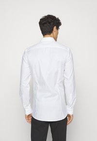 OLYMP No. Six Alkalmi ing - weiss