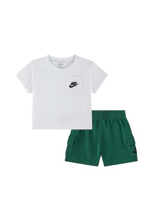 T-shirt bianca a maniche corte Nike con logo sulla tasca frontale e pantaloncini cargo verdi con vita elasticizzata e tasche laterali.