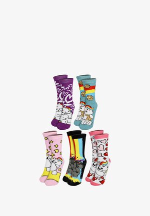 Sechs Paare bunter Socken mit verschiedenen Designs: lila mit Mustern, blau mit Keksbären, rosa mit Einhörnern und schwarz mit Herzen.