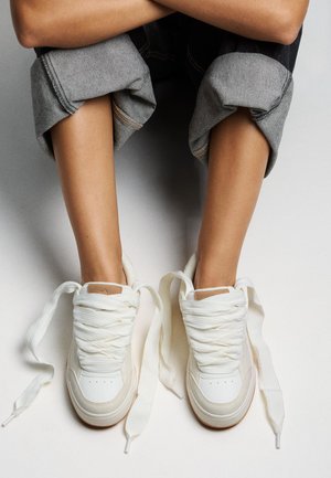 Bershka Tenisky - white