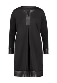 Robe noire à manches longues avec des finitions en cuir sur le col, les poignets et l'ourlet, présentant un détail de pli frontal sous le col.