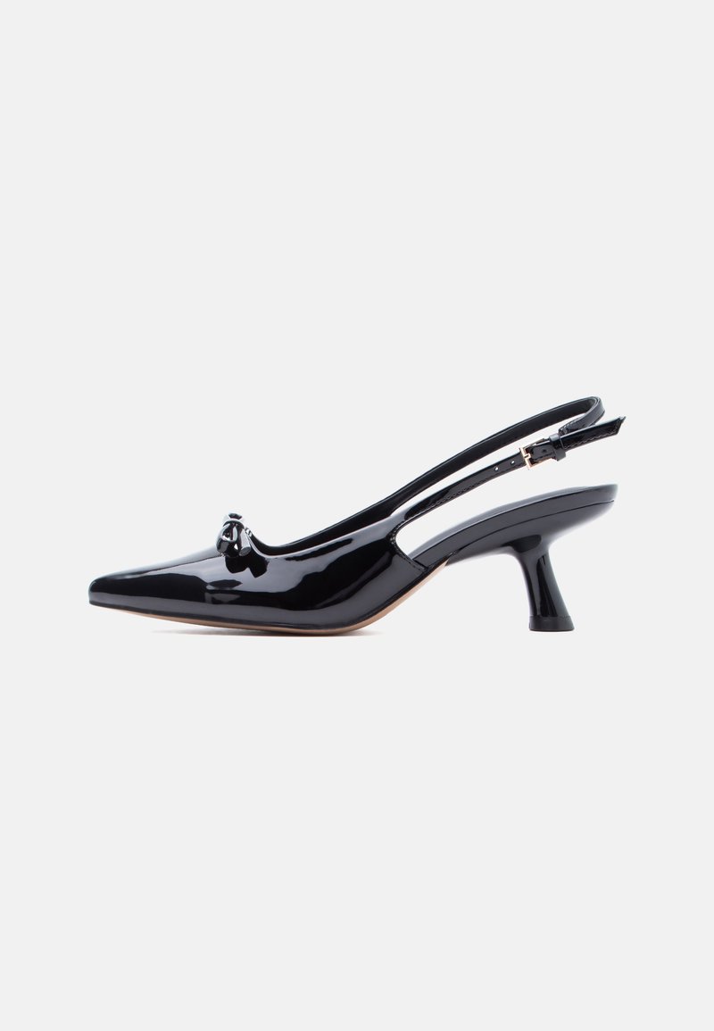 Chaussure slingback en cuir verni noir avec bout pointu, petit détail nœud et talon évasé de hauteur moyenne sur fond blanc.