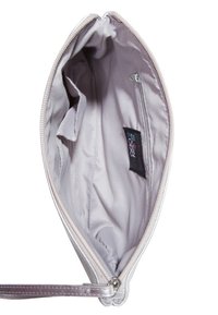Sølvpose med en glat stofindvendig. Har lynlåslukning, håndledsrem og et indvendigt mærke. Enkel, elegant design.