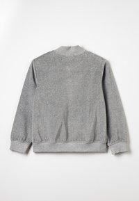 Felpa grigia a maniche lunghe con collo alto, polsini e orlo a coste, realizzata in tessuto morbido, con una trama liscia senza motivi o loghi.