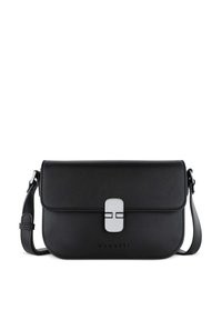 Borsa a tracolla in pelle nera con chiusura a patta, hardware in argento e tracolla regolabile. Presenta un logo impresso nella parte inferiore.