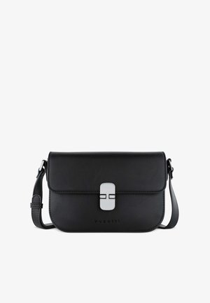 Borsa a tracolla in pelle nera con chiusura a patta, hardware in argento e tracolla regolabile. Presenta un logo impresso nella parte inferiore.