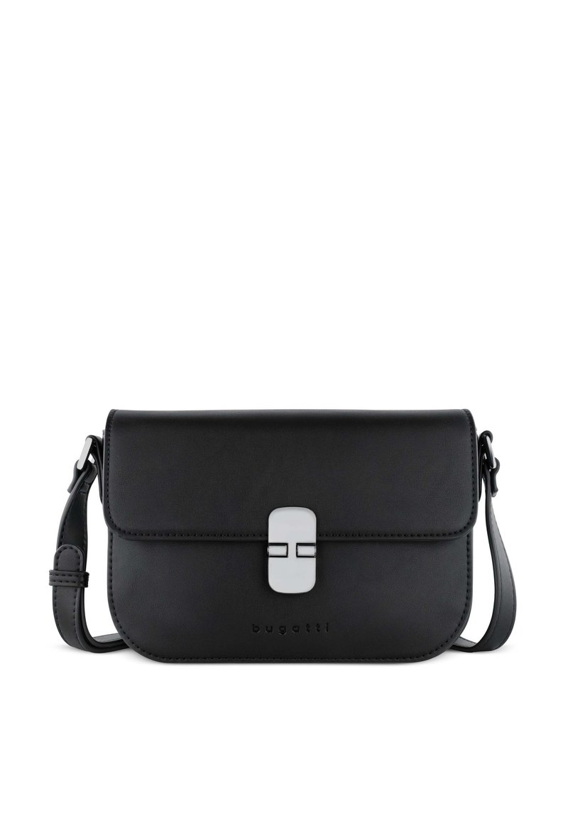 Borsa a tracolla in pelle nera con chiusura a patta, hardware in argento e tracolla regolabile. Presenta un logo impresso nella parte inferiore.