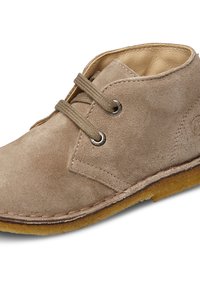 Beige mockask ankleboot med rund tå och två hål för snören. Mjuk innersula, minimal sömnad och gummisula.