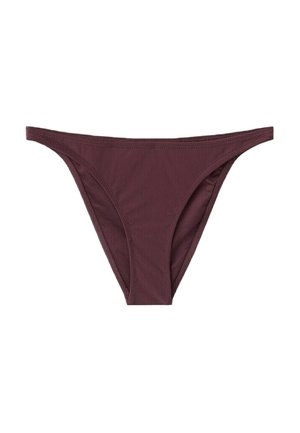 Slipuri de bikini maro închis cu croială înaltă și bretele laterale înguste, realizate dintr-un material neted, așezate pe o suprafață plană pe un fundal alb.