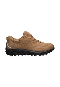 Scarpa da trekking Gore-Tex color tan con tomaia in materiale sintetico testurizzato, suola in gomma nera e dettagli in rete. Presenta un tallone rinforzato e un design sagomato.