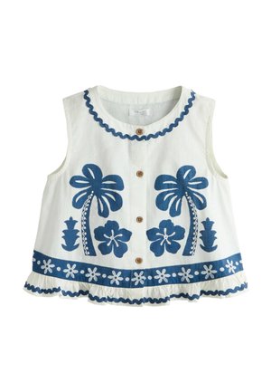 Biała bluzka bez rękawów z niebieskimi haftowanymi palmami, kwiatami i marszczonym brzegiem, z brązowymi guzikami z przodu.