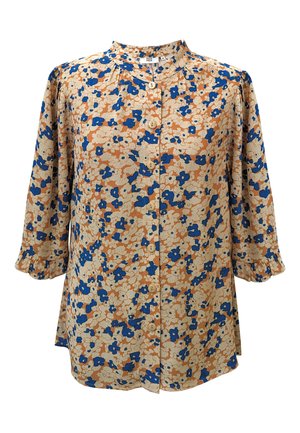 Blusa floreale beige, decorata con fiori blu e arancioni. Presenta una chiusura con bottoni sul davanti, maniche a tre quarti e un collo rotondo.