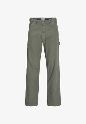 Μαύρο βαμβακερό μπλουζάκι με χαλαρή εφαρμογή και κοντά μανίκια, σε συνδυασμό με ανοιχτό πράσινο παντελόνι και μαύρα παπούτσια. Απλός και καθημερινός σχεδιασμός.