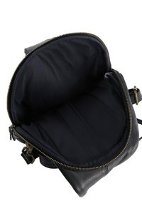 Černá kožená crossbody taška s uzavíráním na zip, s hladkou podšívkou. Mosazné detaily a nastavitelný popruh.