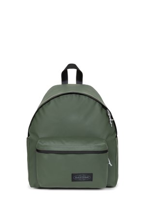 Groene Eastpak-rugzak met afgeronde vorm, gladde textuur, voorvak met rits, zwarte accenten en handvat aan de bovenzijde.