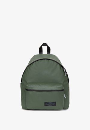 Grüner Eastpak-Rucksack mit abgerundeter Form, glatter Textur, vorderer Reißverschlusstasche, schwarzen Akzenten und Tragegriff oben.