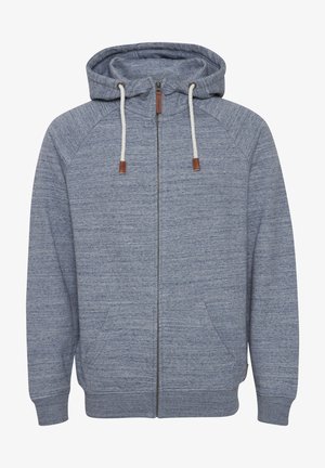 Kapuljača sa patentnim zatvaračem u heathered plavoj tkanini. Ima mekanu teksturu, kenguru džepove i smeđe kožne detalje na vezicama.